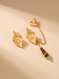 EH57: Blatt-Ohrringpaar mit braunem Anhänger, Kette und Ear-Cuff auf beigefarbenem Untergrund.