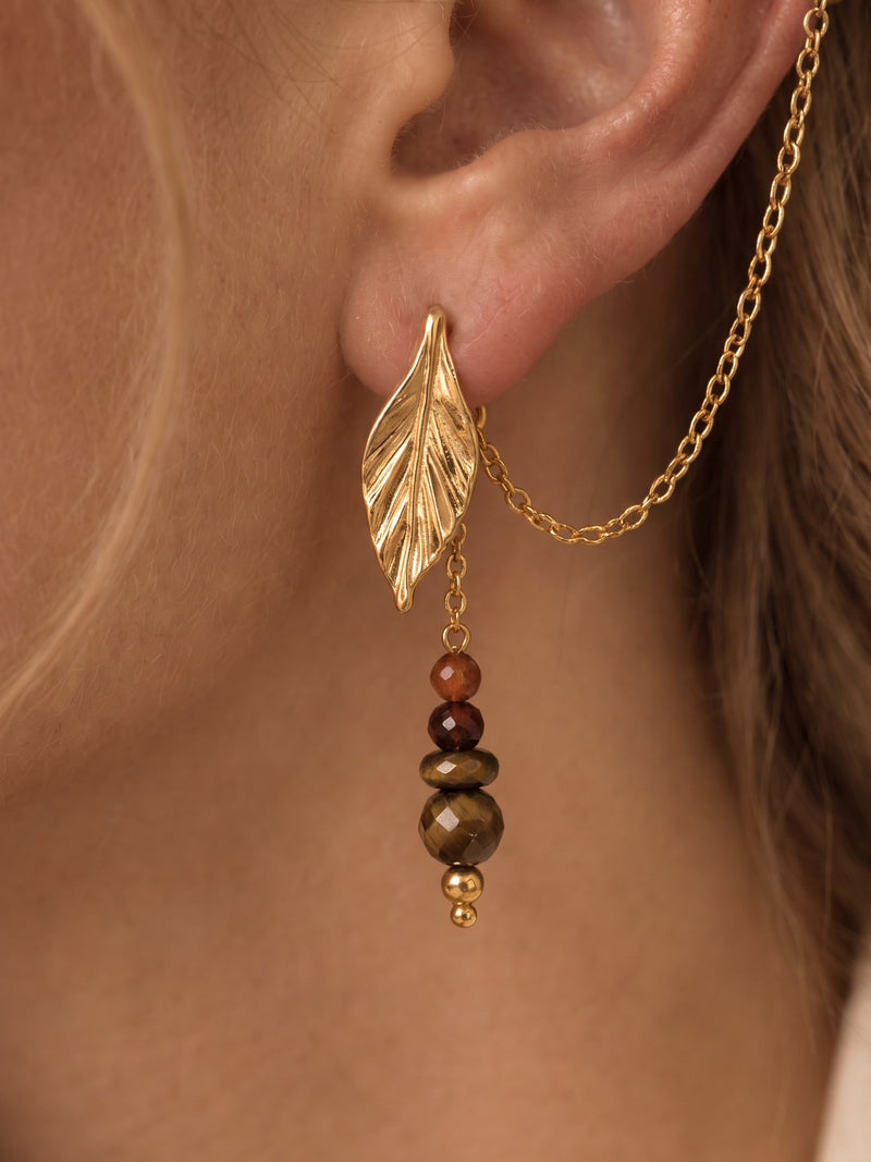 EH57: Nahaufnahme des goldfarbenen Blattmotivs, braunen Perlenstrangs und verbundenen Ear-Cuffs.