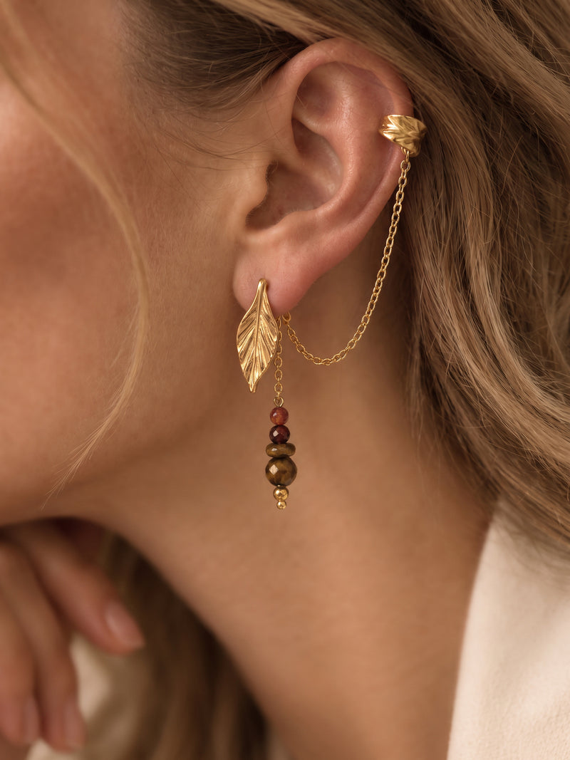 EH57: Blatt-Ohrring mit braunen Perlen und verbundenem Ear-Cuff im seitlichen Porträt vor offenem Haar.