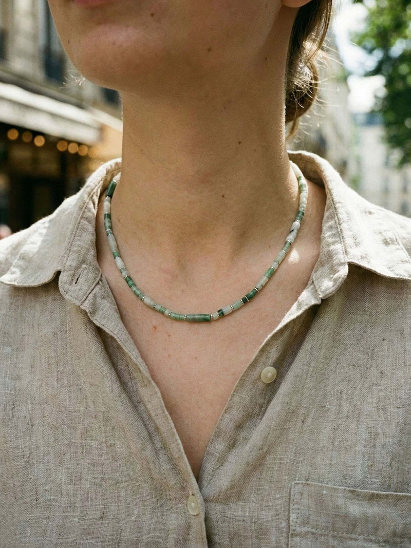 Kette Erdbeerquarz Pur – von Model getragen, Boho Halskette Styling im Alltag