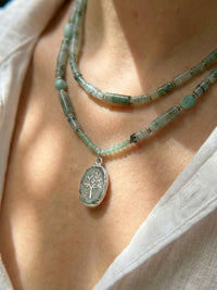 Kette Erdbeerquarz Pur – von Model getragen, Boho Halskette Styling im Alltag
