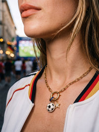 Kette Fanfara – WM 2026 Fußball Charm Halskette mit Lapis & Stern – Lifestyle 3
