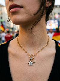 Kette Fanfara – WM 2026 Fußball Charm Halskette mit Lapis & Stern – Lifestyle 4