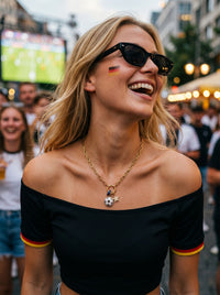 Kette Fanfara – WM 2026 Fußball Charm Halskette mit Lapis & Stern – Lifestyle 5