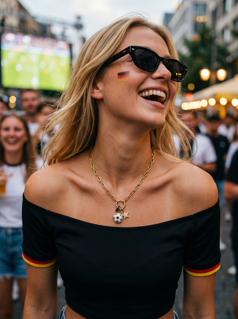 Kette Fanfara – WM 2026 Fußball Charm Halskette mit Lapis & Stern – Lifestyle 5