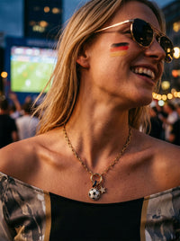 Kette Fanfara – WM 2026 Fußball Charm Halskette mit Lapis & Stern – Lifestyle 6