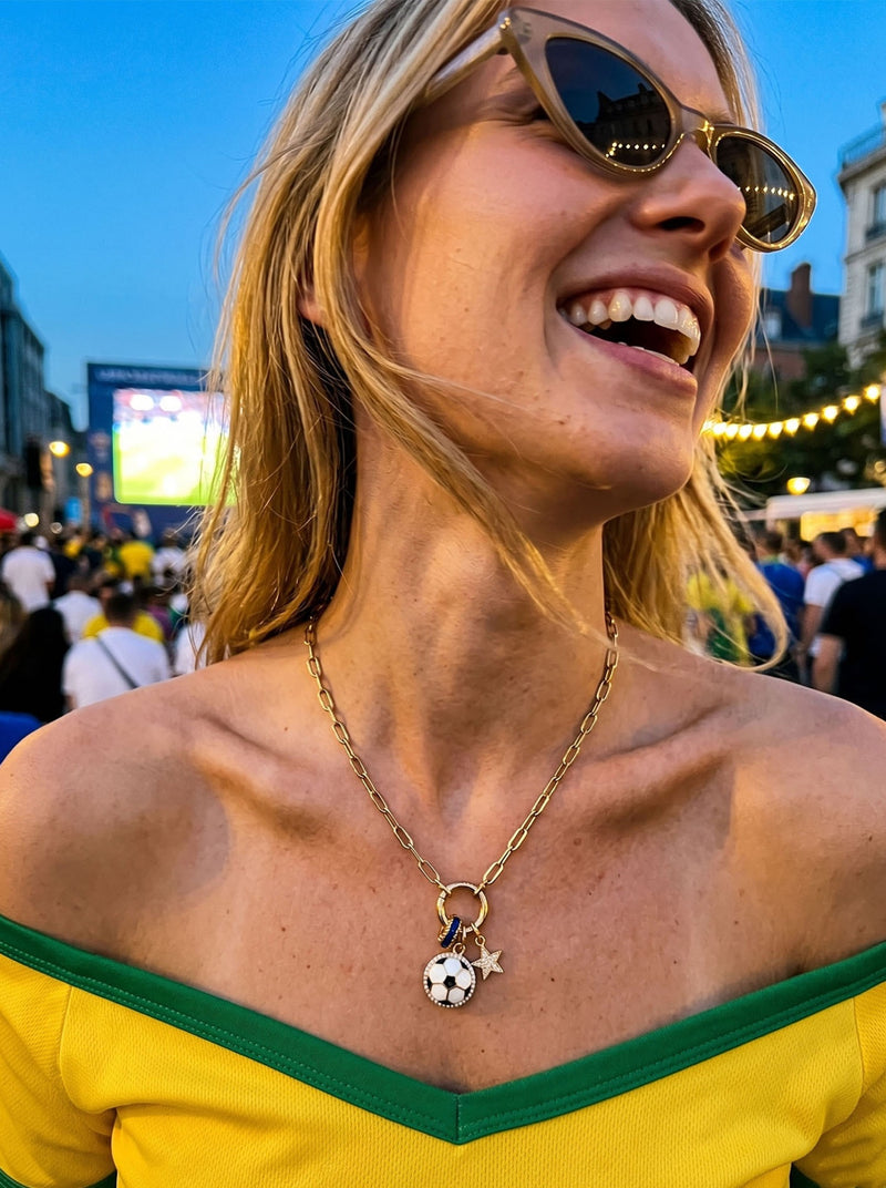 Kette Fanfara – WM 2026 Fußball Charm Halskette mit Lapis & Stern – Lifestyle 7