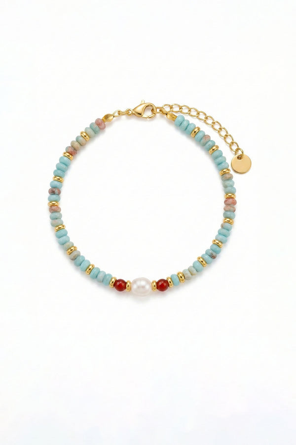 Farbtupfer aus Fernost Armband Produktfoto auf weißem Hintergrund – türkisfarbenes Perlenarmband mit rotem Shoushan-Stein, Süßwasserperle und Goldakzenten
