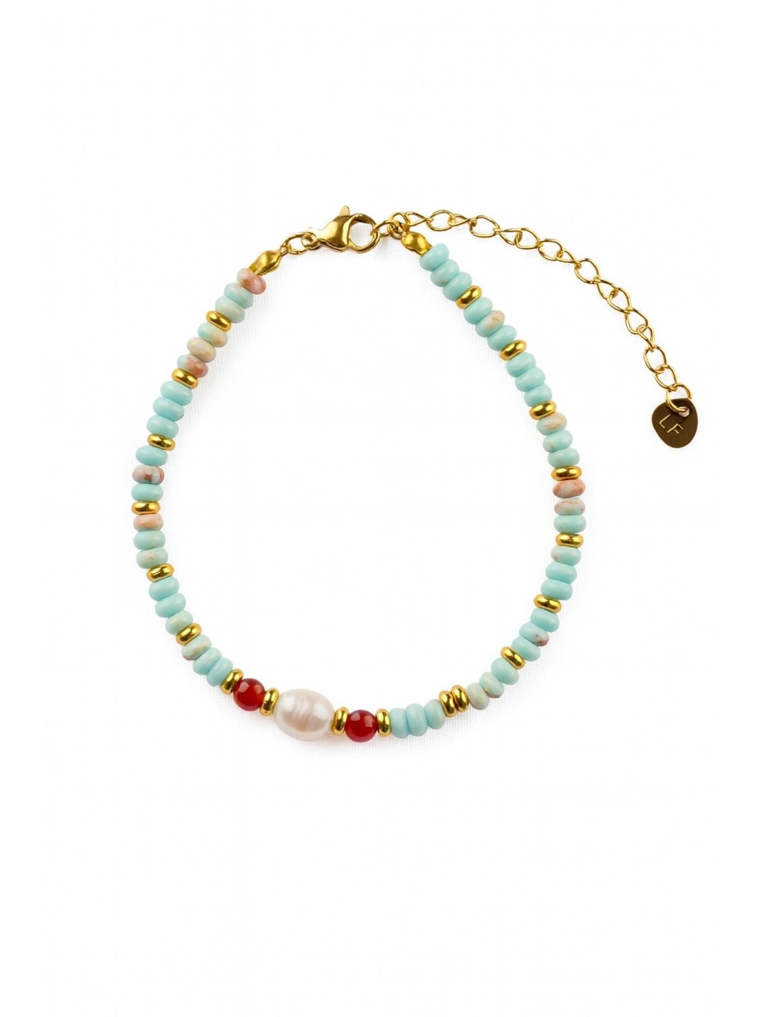 Farbtupfer aus Fernost Armband Produktfoto auf weißem Hintergrund – türkisfarbenes Perlenarmband mit rotem Shoushan-Stein, Süßwasserperle und Goldakzenten