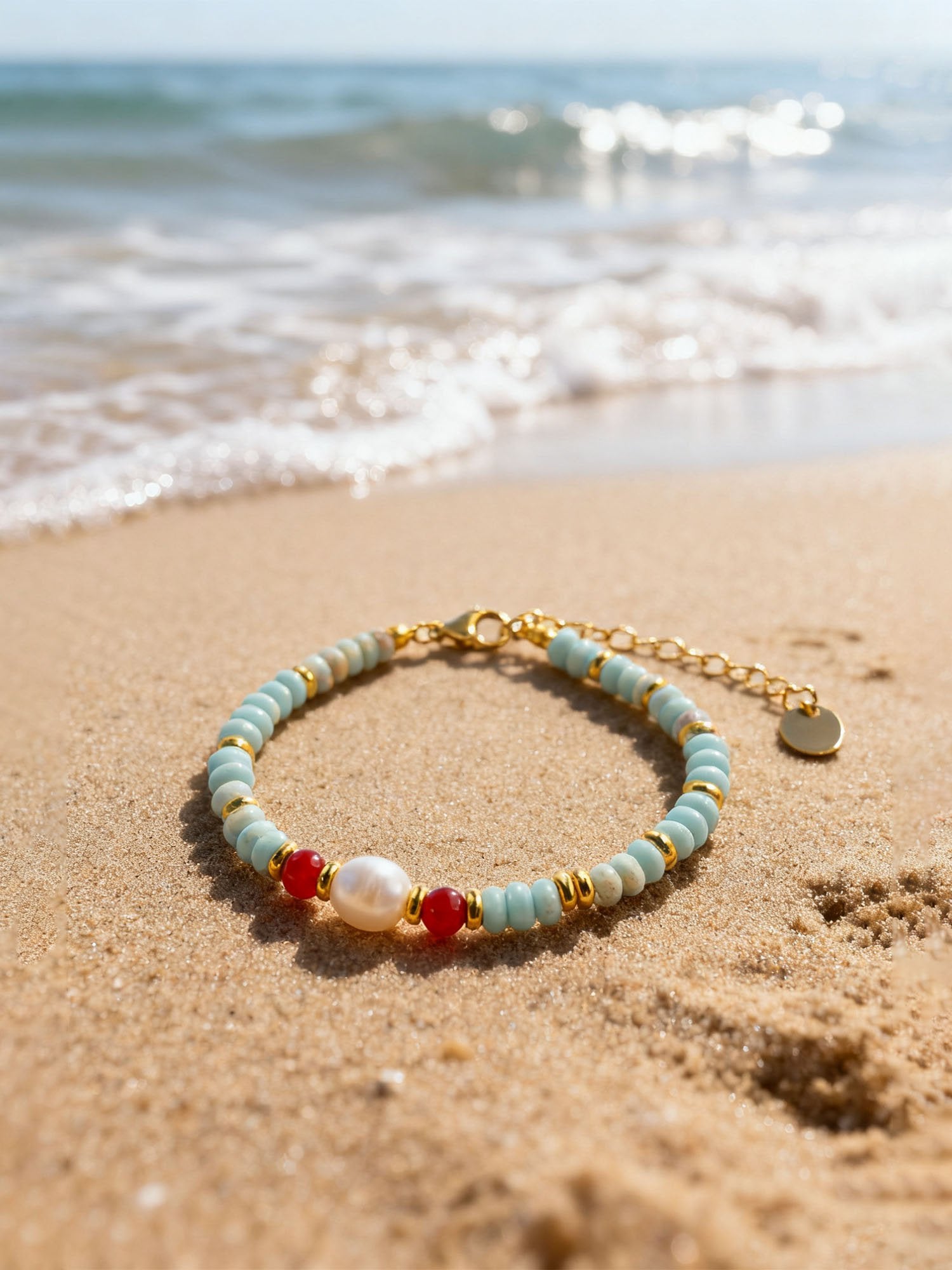 Handgefertigtes Perlenarmband am Sandstrand – Farbtupfer aus Fernost mit türkisen Glasperlen und edlen Natursteinen in goldener Goldfilled-Fassung