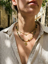Kette Farbverlauf Fein – von Model getragen, Boho Halskette Styling im Alltag