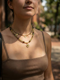 Kette Farbverlauf Fein – von Model getragen, Boho Halskette Styling im Alltag