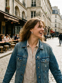 Federleicht Creolen Silber urbaner Stil – laechelnde Frau mit silbernen Ohrringen in Paris