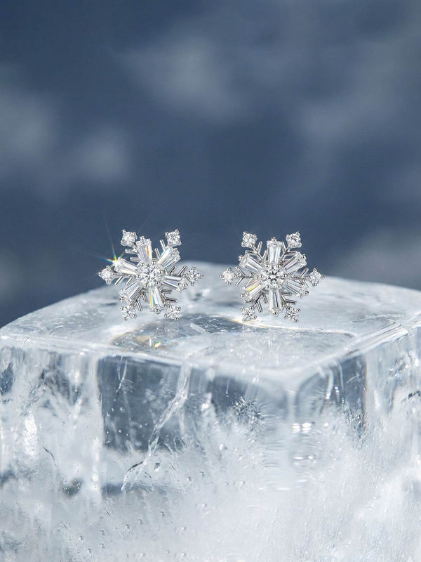 Frosttanz 3D-Schneeflocken-Ohrstecker auf Eis – silberne Schneeflocken-Ohrringe mit Zirkonia auf Eiswuerfel Winter-Atmosphaere