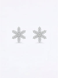 Frosttanz 3D-Schneeflocken-Ohrstecker Produktfoto – 925 Silber Schneeflocken-Ohrringe mit funkelnden Zirkonia-Kristallen auf weissem Hintergrund