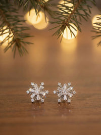 Frosttanz 3D-Schneeflocken-Ohrstecker Weihnachtsdeko – silberne Schneeflocken-Ohrringe unter Tannenzweigen mit goldenen Lichtern