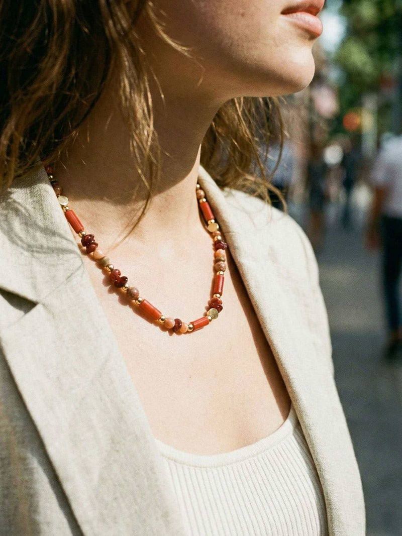 Kette Gelber Jaspis Rot – Detailaufnahme am Hals getragen, Nahaufnahme Anhaenger und Perlen