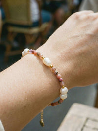 Gentle Blush Armband am Handgelenk getragen – rosa Natursteine und weisse Perlen im sanften Licht