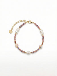 Gentle Blush Armband – Handgefertigtes Boho-Armband mit Rhodonit-Perlen, Suesswasserperlen und goldenen Akzenten, weisser Hintergrund