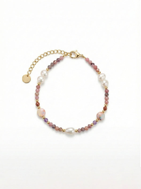 Gentle Blush Armband – Handgefertigtes Boho-Armband mit Rhodonit-Perlen, Suesswasserperlen und goldenen Akzenten, weisser Hintergrund