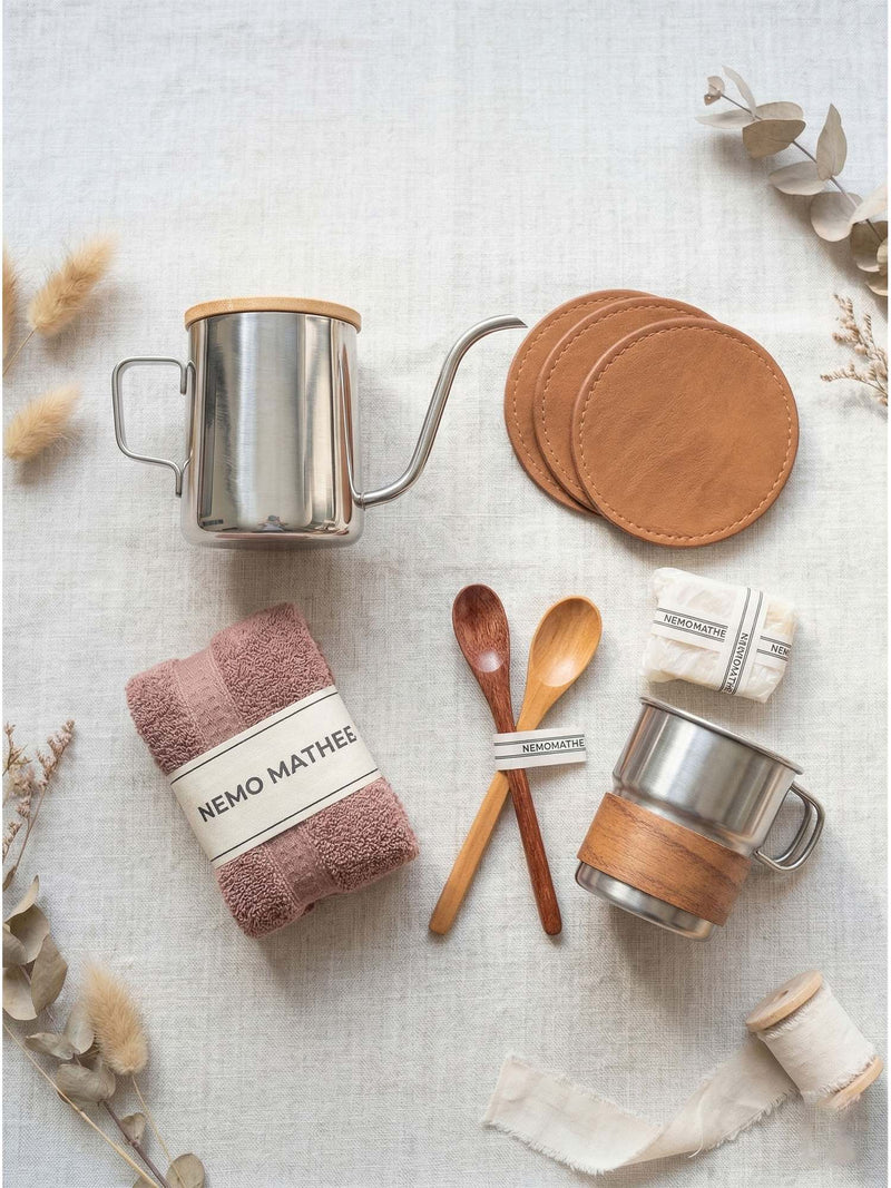 Geschenkbox Lebensart Meisterwerk Flatlay alle Einzelteile auf hellem Hintergrund