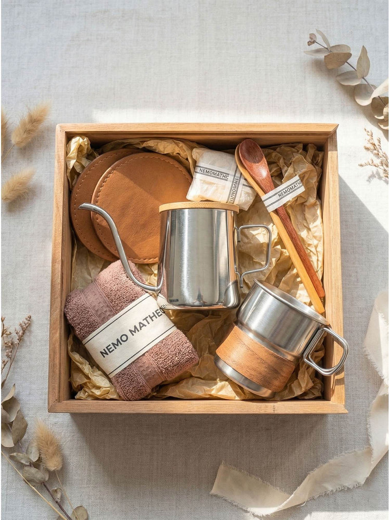 Geschenkbox Lebensart Meisterwerk Produktbild Naturholzbox mit Handbruehkanne Becher Lederuntersetzer und Holzloeffel