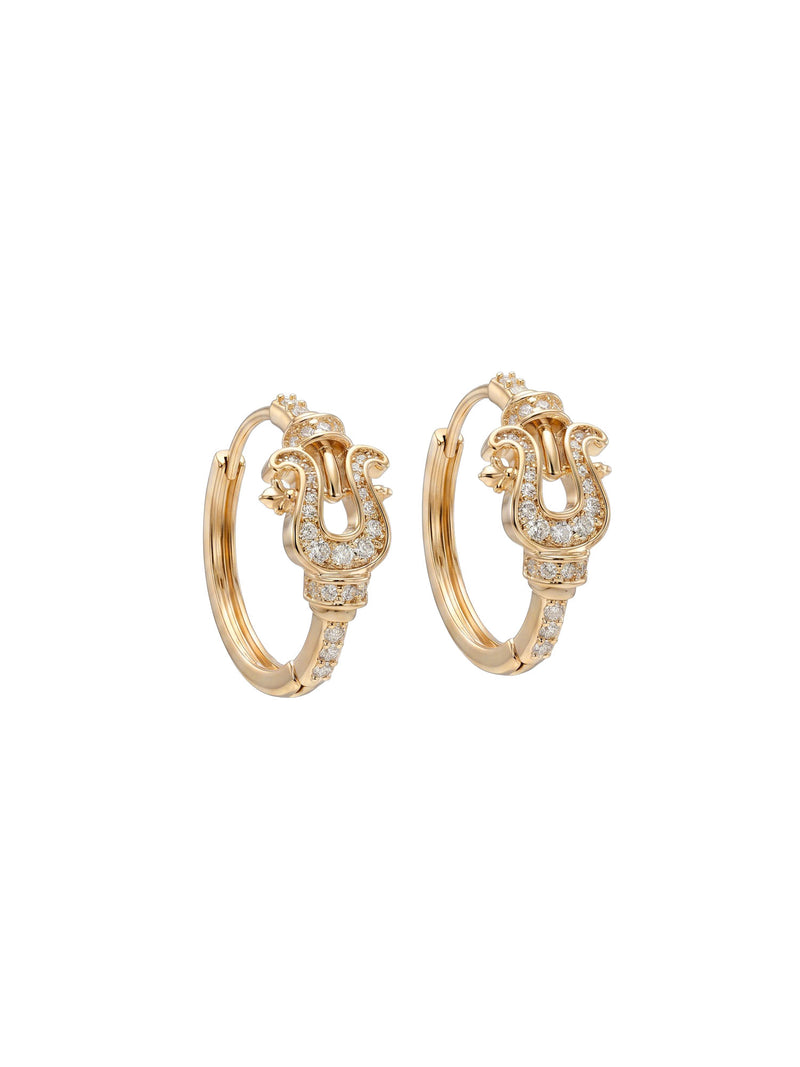 Ohrringe Golden Buckle – Creolen mit Zirkonia, 18K vergoldet – weißer Hintergrund