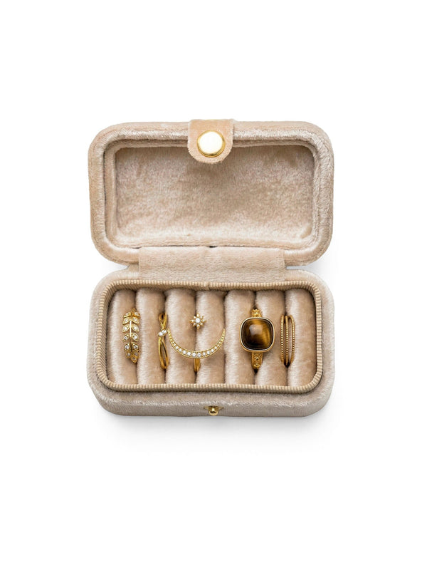 Goldenes Ring-Set Classico Einzelring-Detail Mond-Stern-Ring auf weissem Hintergrund