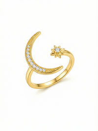 Goldenes Ring-Set Classico am Finger getragen, Nahaufnahme