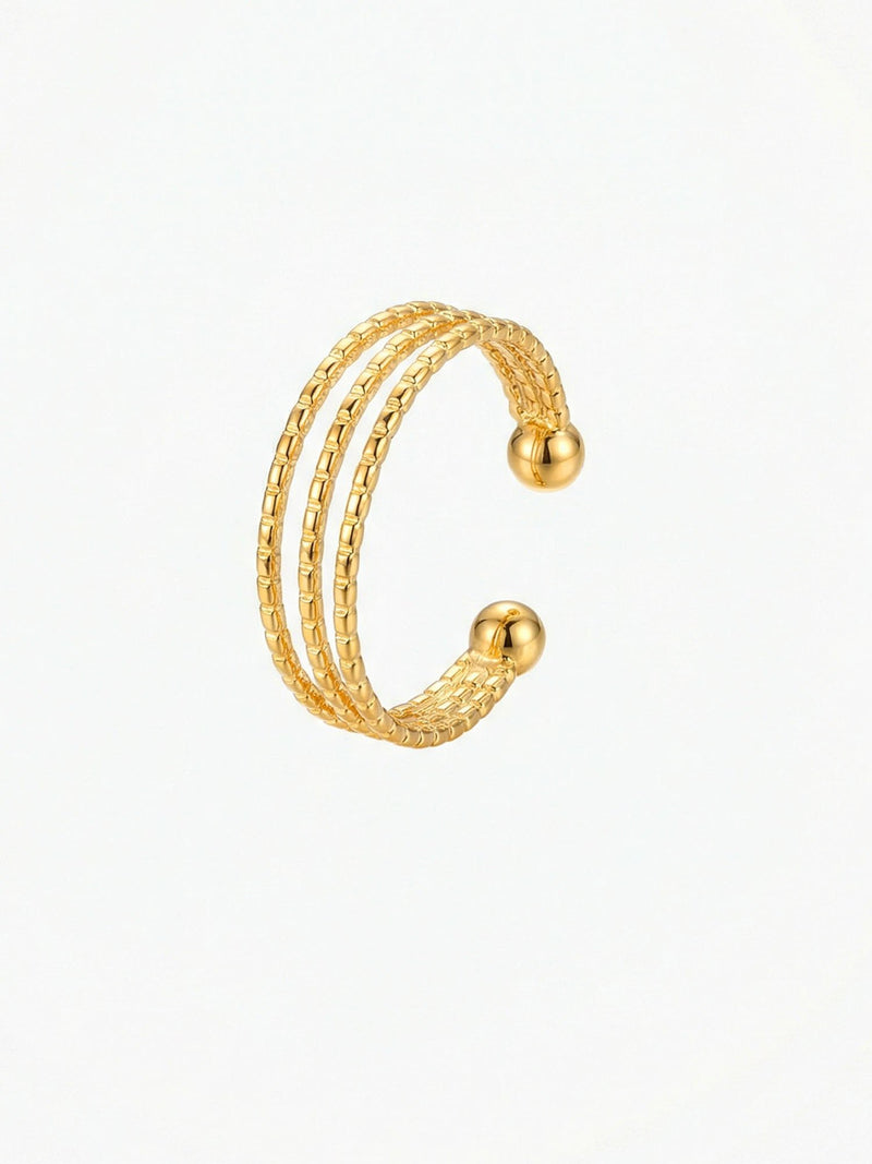 Goldenes Ring-Set Classico am Finger getragen, seitliche Ansicht