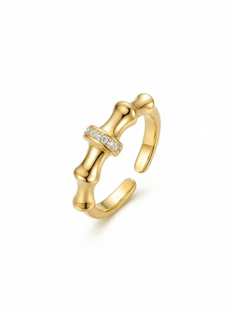 Goldenes Ring-Set Natura Einzelring-Detail Feder-/Blattring auf weissem Hintergrund