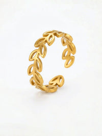 Goldenes Ring-Set Natura Einzelring-Detail Blaetterkranz-Ring auf weissem Hintergrund