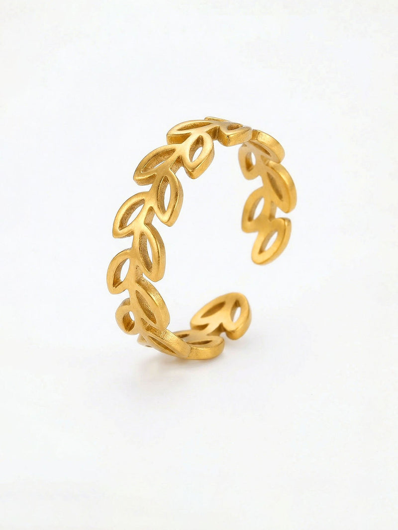 Goldenes Ring-Set Natura Einzelring-Detail Blaetterkranz-Ring auf weissem Hintergrund