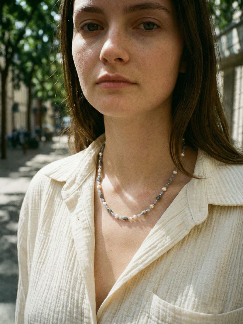 Kette Graublau Fein – von Model getragen, Boho Halskette Styling im Alltag