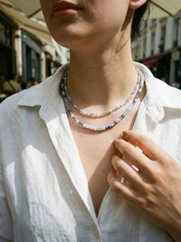 Kette Graublau Fein – von Model getragen, Boho Halskette Styling im Alltag