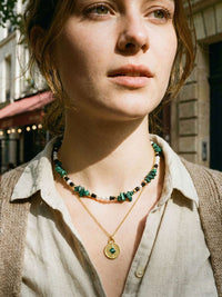 Kette Grosse Perlen Roehre – von Model getragen, Boho Halskette Styling im Alltag