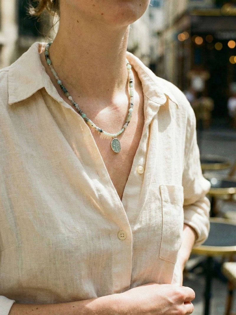 Kette Gruener Erdbeerquarz – von Model getragen, Boho Halskette Styling im Alltag