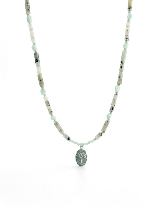 Kette Gruener Erdbeerquarz – Produktbild auf weissem Hintergrund, Naturstein Halskette, Boho Schmuck
