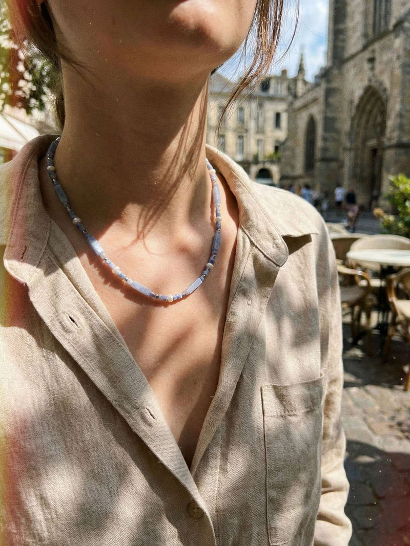 Kette Hellblau Amethyst – von Model getragen, Boho Halskette Styling im Alltag
