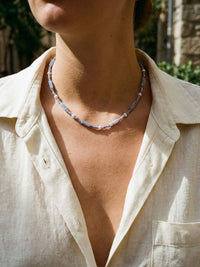 Kette Hellblau Amethyst – von Model getragen, Boho Halskette Styling im Alltag