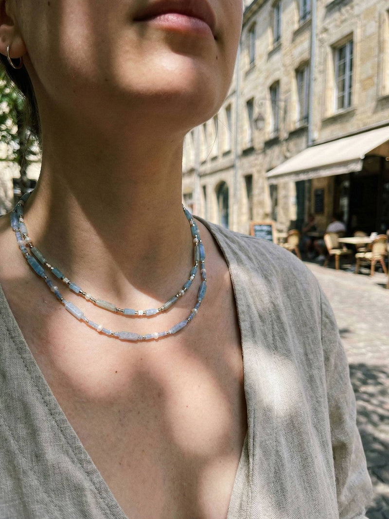 Kette Hellblau Amethyst – von Model getragen, Boho Halskette Styling im Alltag