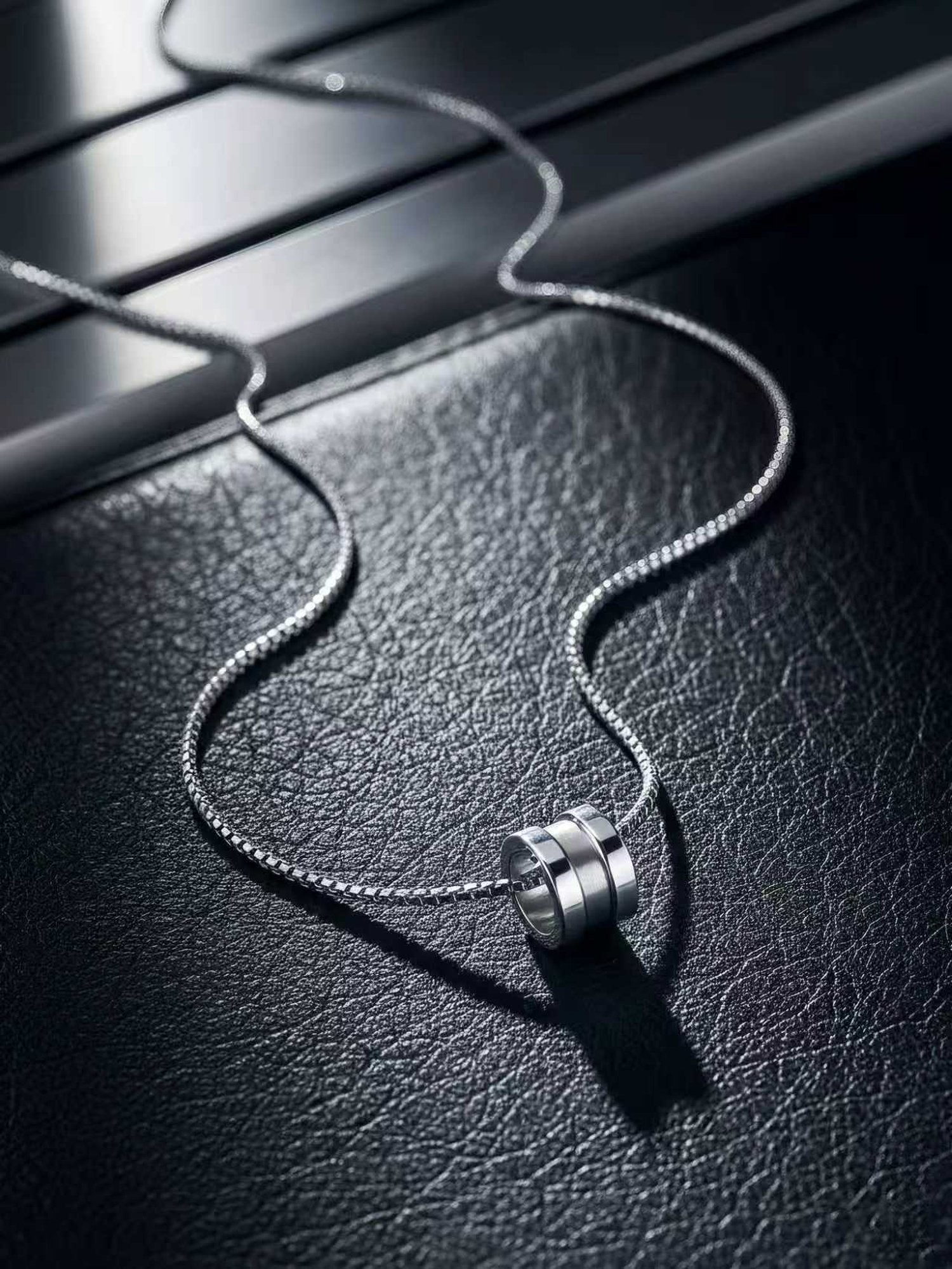 Herrenkette Ringanhänger Detail - Silber Gliederkette Nahaufnahme