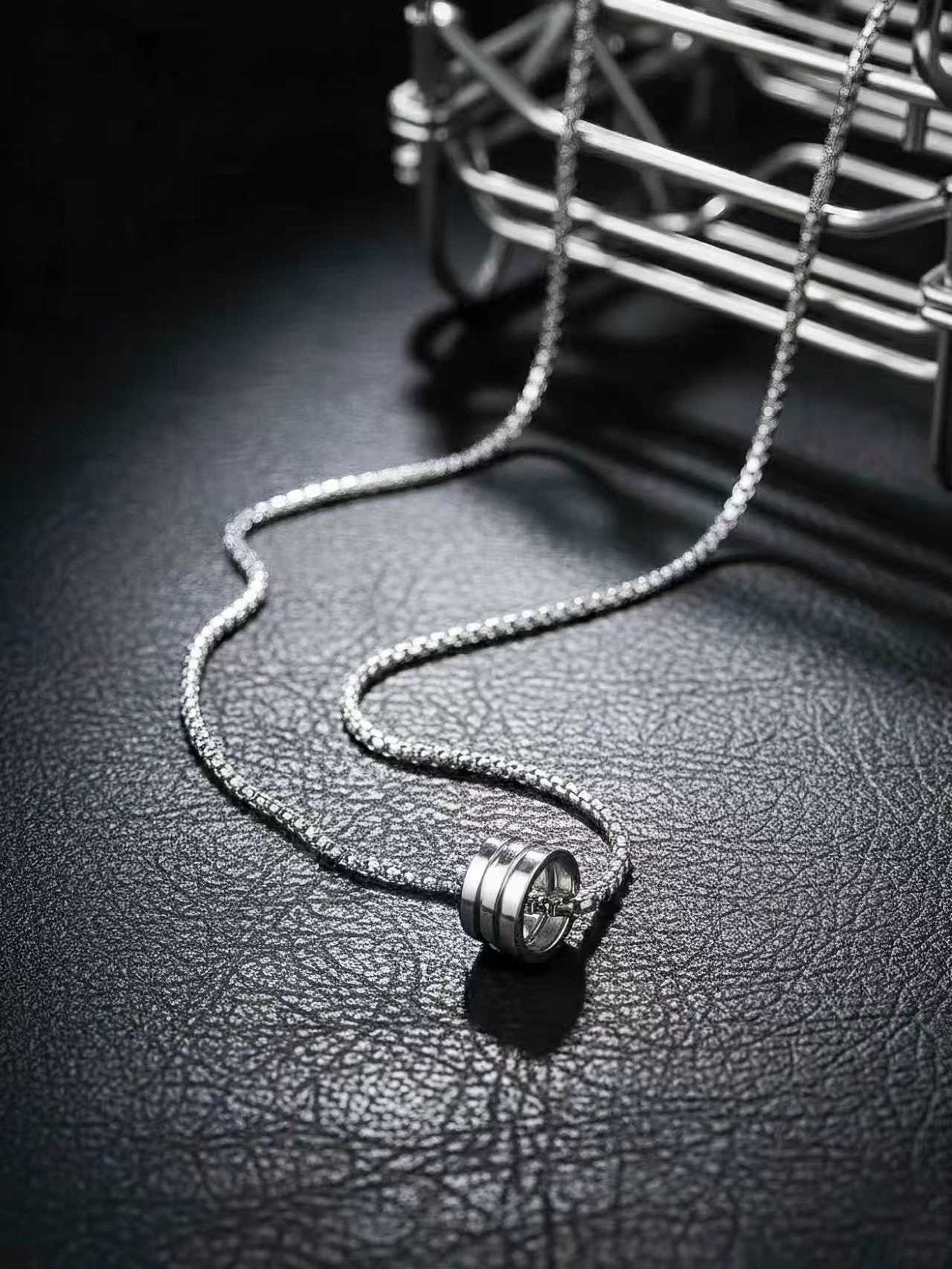 Gliederkette Herren Detail - Silberkette mit Ring auf schwarzem Leder