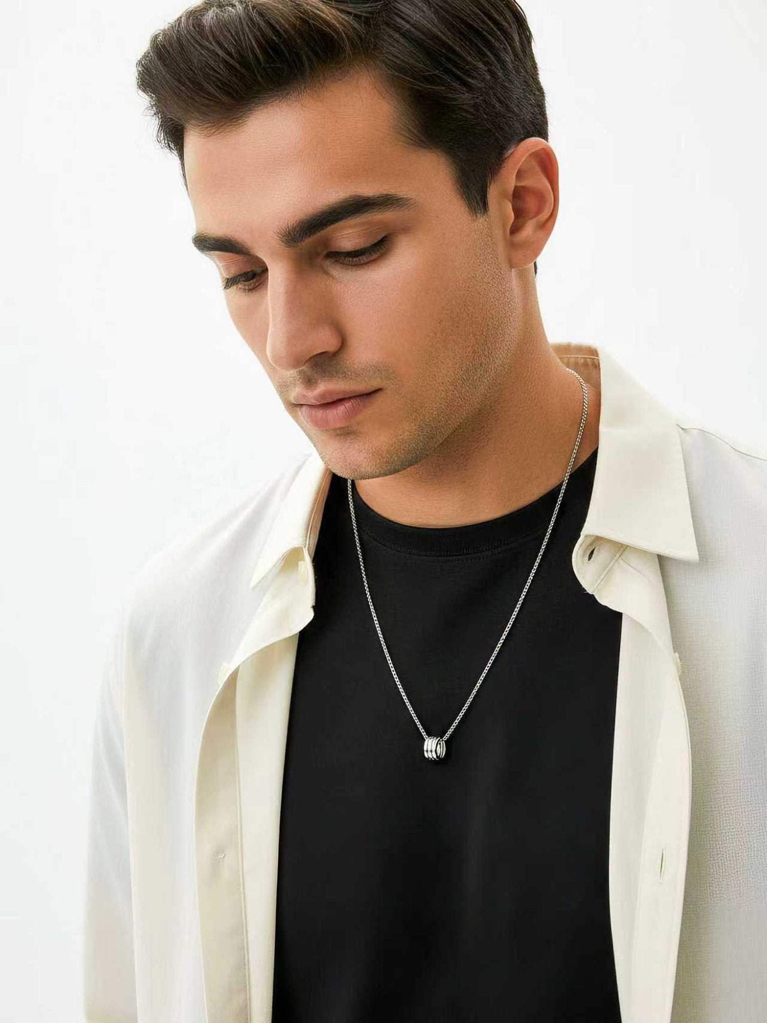 Silber Herrenkette Streetstyle - Mann mit weißer Jacke - casual Style