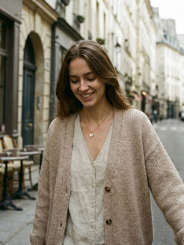 Herz Perlmutt Kette Getragen – auf weissem Hintergrund