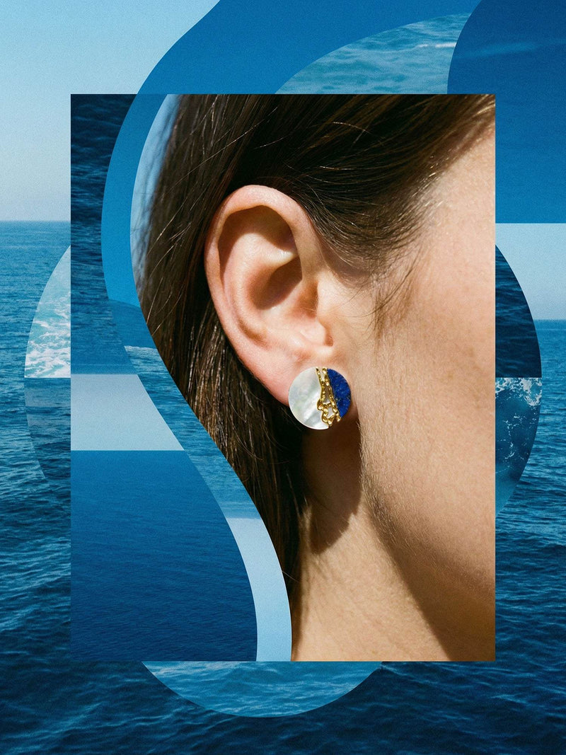 Himmel und Meer Ohrringe Nahaufnahme – Detailansicht der Lapis Lazuli und Perlmutt Kombination
