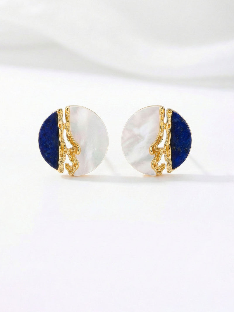 Himmel und Meer Ohrringe Produktfoto – zweifarbige Statement-Ohrstecker mit Lapis Lazuli und Perlmutt auf weissem Hintergrund