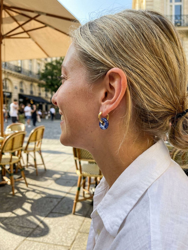 Himmelskreis Blau Ohrringe Trageansicht – vergoldete Ohrringe mit blauem Stein am Ohr