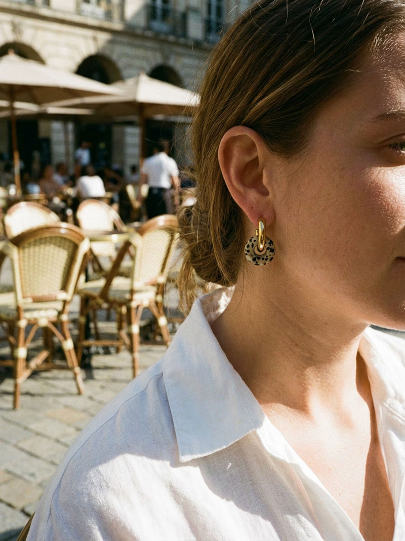 Himmelskreis Dalmatiner Ohrringe Nahaufnahme – Detailansicht der Jaspis-Ohrringe