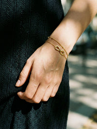 Infinite Grace Armband Gold am Handgelenk getragen – 18K vergoldet